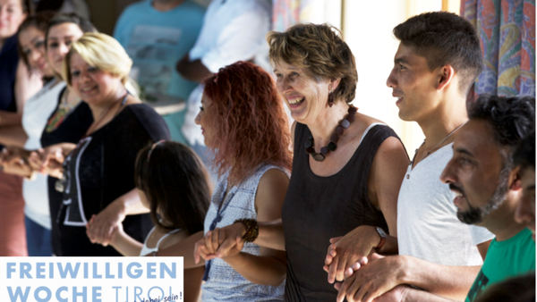 Menschen stehen im Kreis und halten Hände