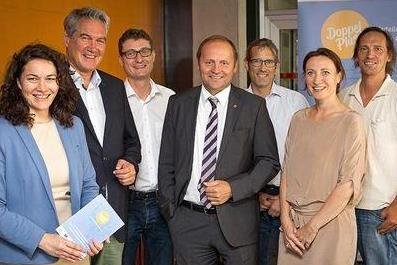 Personen stehen für ein Gruppenbild zusammen