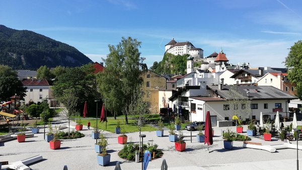 Stadtplatz mit Burg im Hintergrund