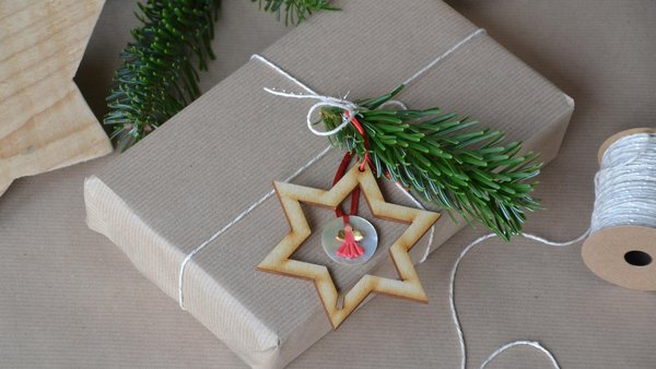 Weihnachtliches Paket mit Stern und Tannenzweig