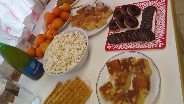 Tisch mit Gebäck, Obst und Saftflasche