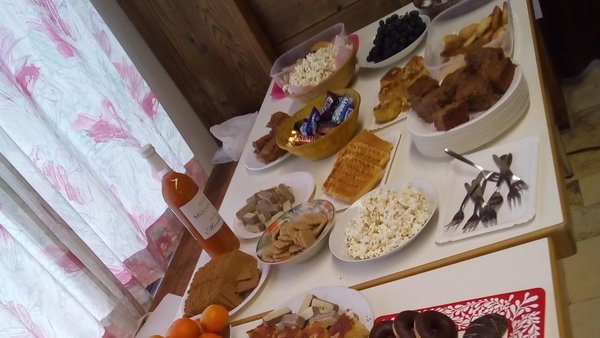 Tisch mit Knabbereien und Süssspeisen