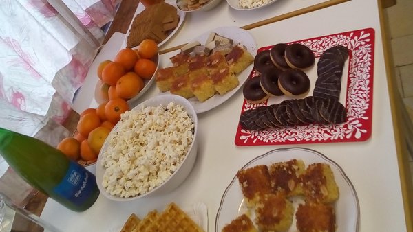Tisch mit Kuchen und Süssigkeiten