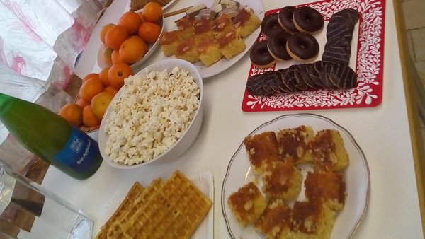 Tisch mit Backwaren und Saftflasche