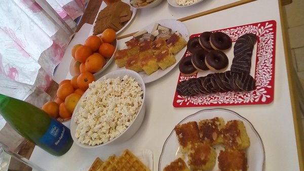 Tisch mit Kuchen und Süssigkeiten