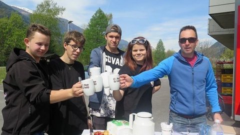 Fünf Personen stoßen mit einer Kaffeetasse an