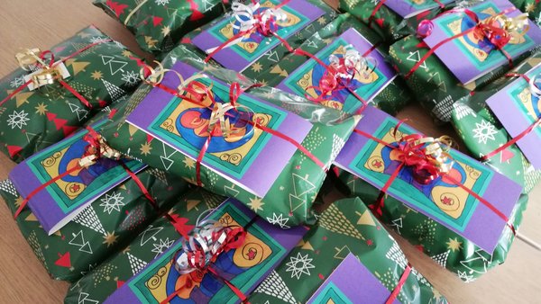 Weihnachtspakete liegen auf einem Tisch