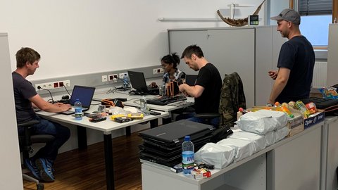 4 Menschen beim Computer reparieren