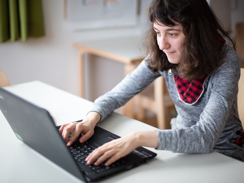 junge Frau am Computer