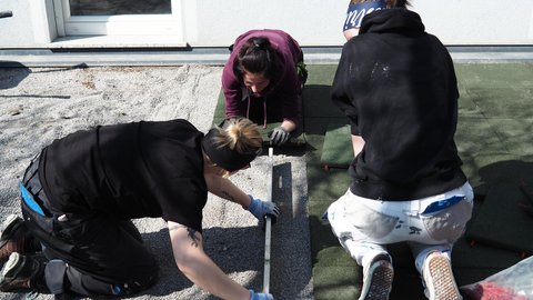 3 junge Frauen beim Spielplatz sanieren