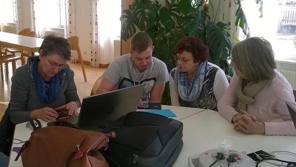 Teilnehmer der Computeria beim Tüfteln