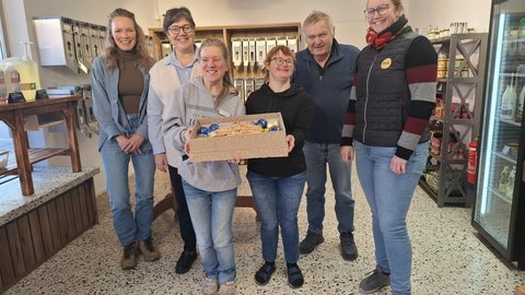 Christmas in the Box – Freude schenken mit einer Box  In Kufstein gibt es ein besonderes Projekt: „Christmas in the Box“ heißt es. Das bedeutet: Weihnachtsfreude in einer Box.  Viele Menschen haben mitgemacht:  Der Abfallverband Kufstein  Der Laden Nudel & Holz  Die Stadtwerke Kufstein  Das Freiwilligenzentrum KUUSK  Sie haben gemeinsam schöne Geschenkboxen gemacht. In den Boxen ist gebrauchter Christbaumschmuck. Alles wurde liebevoll verpackt. Jede Box ist anders und besonders. Die Box bekommt man gegen eine Spende.