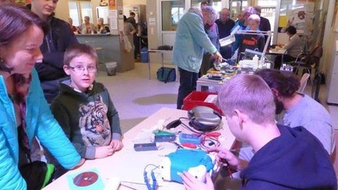 Jugendliche beim Reparieren von Elektrogeräten im Repair Cafe