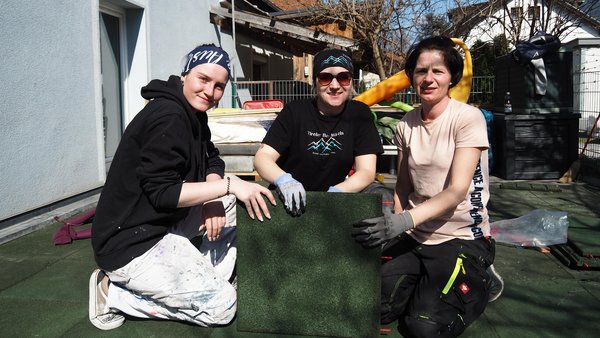 3 junge Frauen beim Spielpaltz sanieren