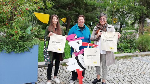 Inspiriert durch das Projekt der Stadtbibliothek Innsbruck, erhält die Idee Nachwuchs in Kufstein. Das Freiwilligenzentrum KUUSK kooperiert dazu mit der Kufstein Bibliothek für Wissenschaft & Freizeit (kubi) und dem Sozialprojekt Frau Holle in Kufstein  Besucher*nnen bringen die Stoffsackerl von zuhause mit und geben sie bei der kubi ab. Diese werden von der Wäscherei Frau Holle in Kufstein gewaschen und wieder an die mitmachenden Bibliotheken verteilt. Wenn ein/e  Nutzer*in kein Sackerl dabei hat, bekommt sie so eine ReUse-Tasche.  Das Projekt startet mit 26. September. Dann können Interessierte ihre ungenutzten Stofftaschen in der kubi abgeben, die frisch aufbereitet an die Bibliotheksnutzer*innen bei Bedarf abgegeben werden.