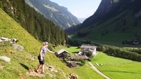 Frau mit Hund im Naturpark Zillertal