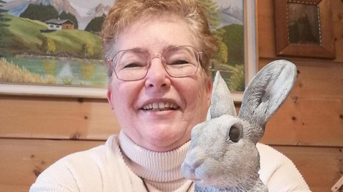 Frau mit Osterhase im Vordergrund