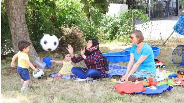 Frauen und Kinder spielen beim Fest
