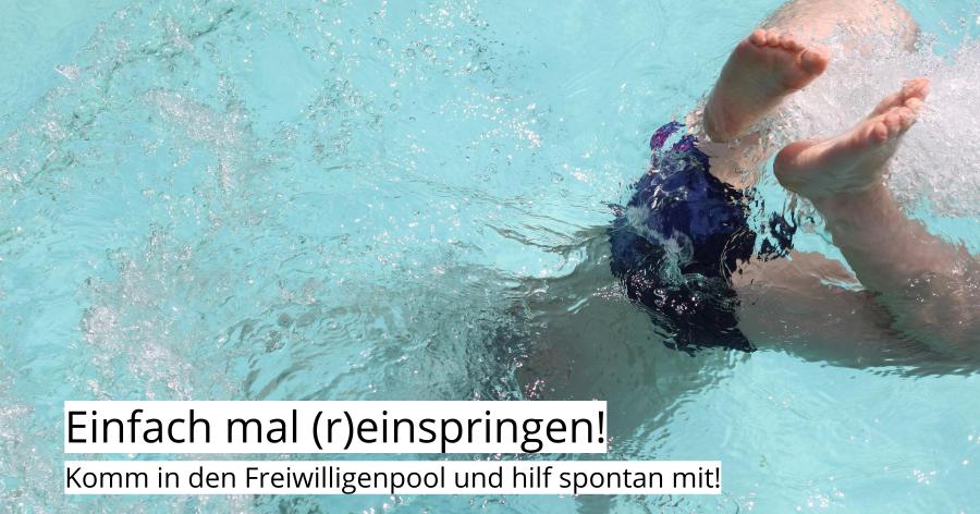 Ein junger Mann springt kopfüber ins Wasser