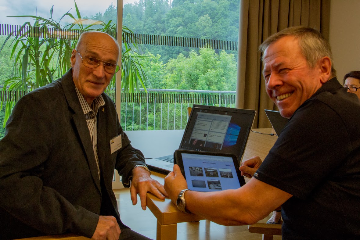 Zwei Männer in der Computeria in Kufstein